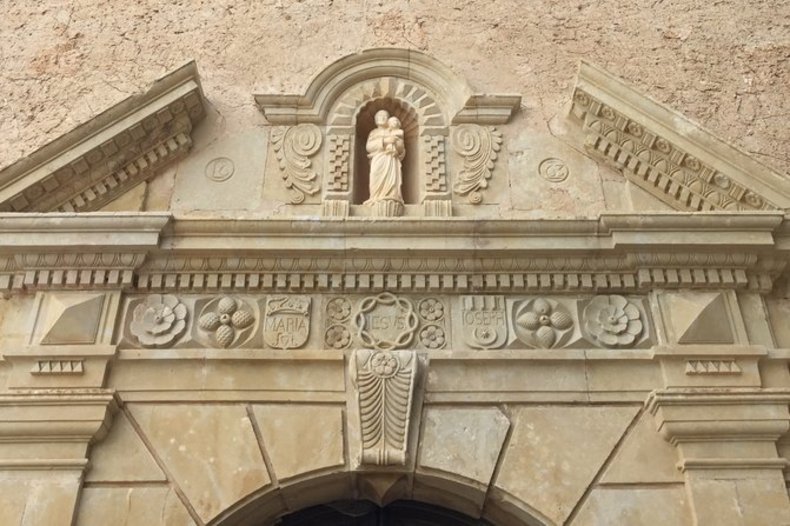 Fronton de l'église du monastère Saint-Joseph-du-Bessillon /© CC BY-SA 4.0/GB Laissac