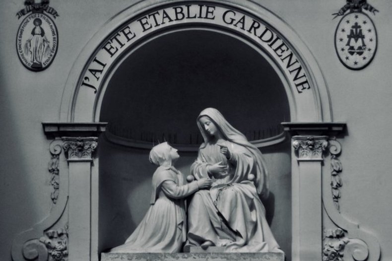 Représentation de la première apparition à sœur Catherine Labouré, sculpture présente façade de la chapelle Notre-Dame-de-la-Médaille-miraculeuse./ ©CC BY-SA 4.0/Thomon