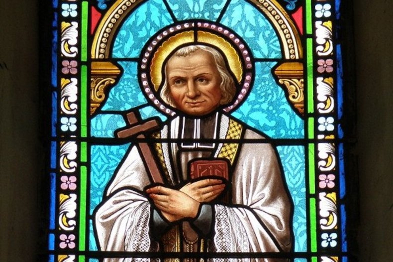 Détail du vitrail représentant saint Jean-Marie Vianney, dans la chapelle Notre-Dame-de-Consolation, Pierrelongue. /©CC0/Torsade de Pointes