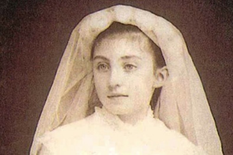Gabrielle Bossis lors de sa première communion en 1886. / © CC BY-SA 4.0/Megalonzerg